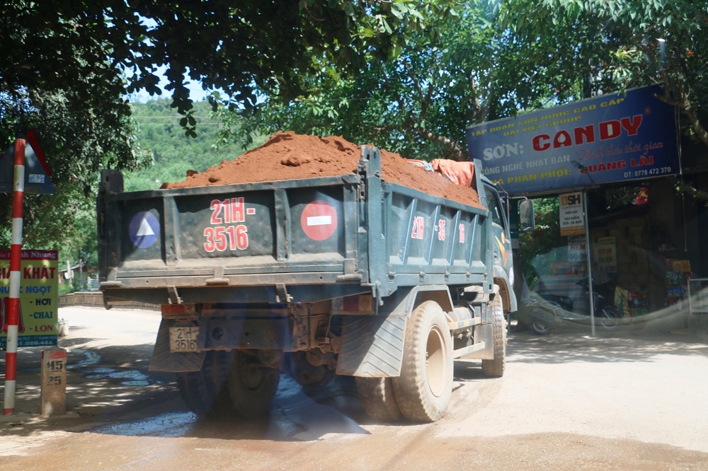 Tin nhanh - Khai thác đất trái phép công khai, rầm rộ như “trẩy hội” ở Thanh Hóa (Hình 10).