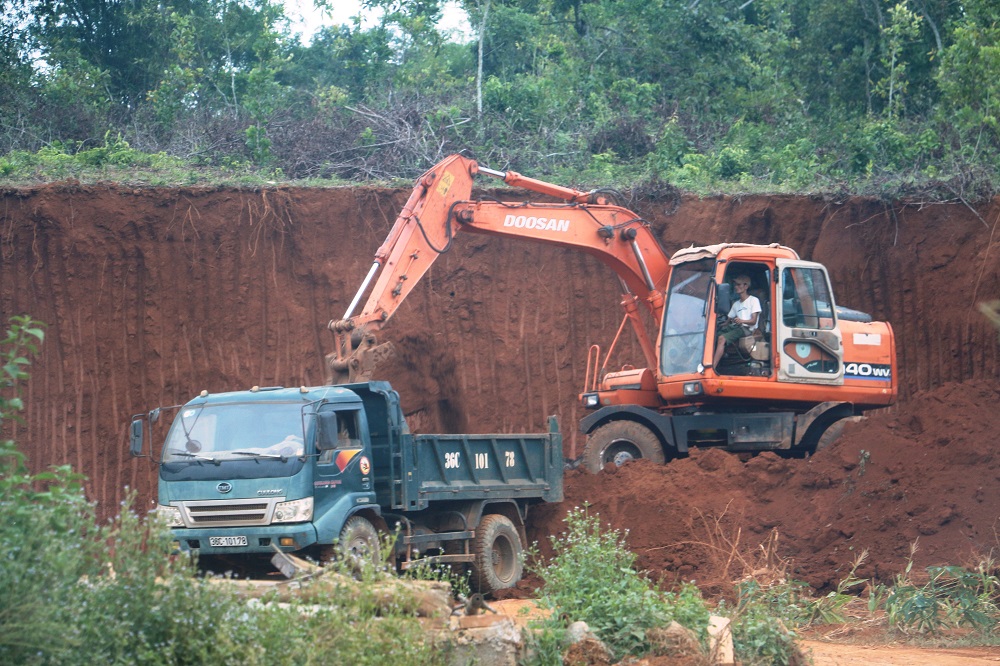 Tin nhanh - Khai thác đất trái phép công khai, rầm rộ như “trẩy hội” ở Thanh Hóa (Hình 2).