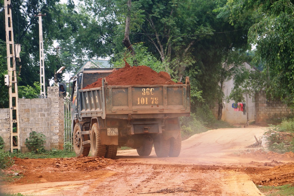 Tin nhanh - Khai thác đất trái phép công khai, rầm rộ như “trẩy hội” ở Thanh Hóa (Hình 3).