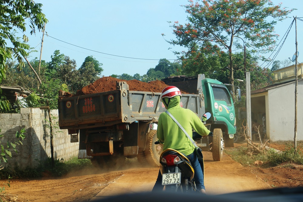 Tin nhanh - Khai thác đất trái phép công khai, rầm rộ như “trẩy hội” ở Thanh Hóa (Hình 6).