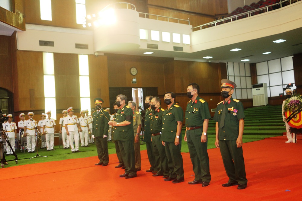 Tin nhanh - Trang trọng lễ viếng nguyên Tổng Bí thư Lê Khả Phiêu tại quê hương Thanh Hóa (Hình 6).