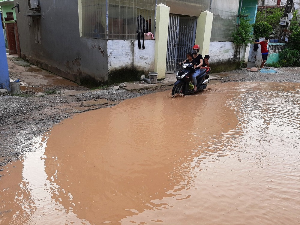 Tin nhanh - Dân khóc ròng vì đường phố thành sông sau những trận mưa rào