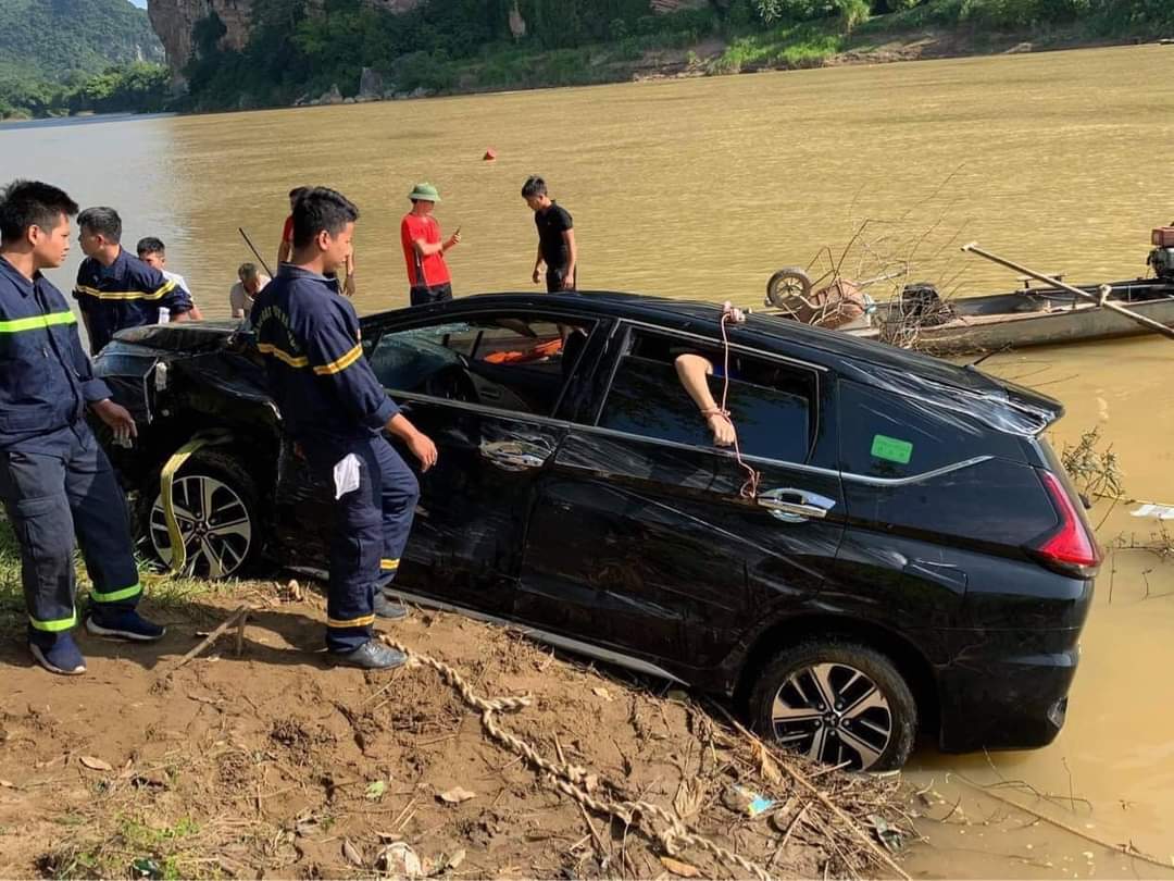 Hồ sơ điều tra - Vụ ô tô lao xuống sông làm 3 người chết: Biển đường cụt bị che khuất!