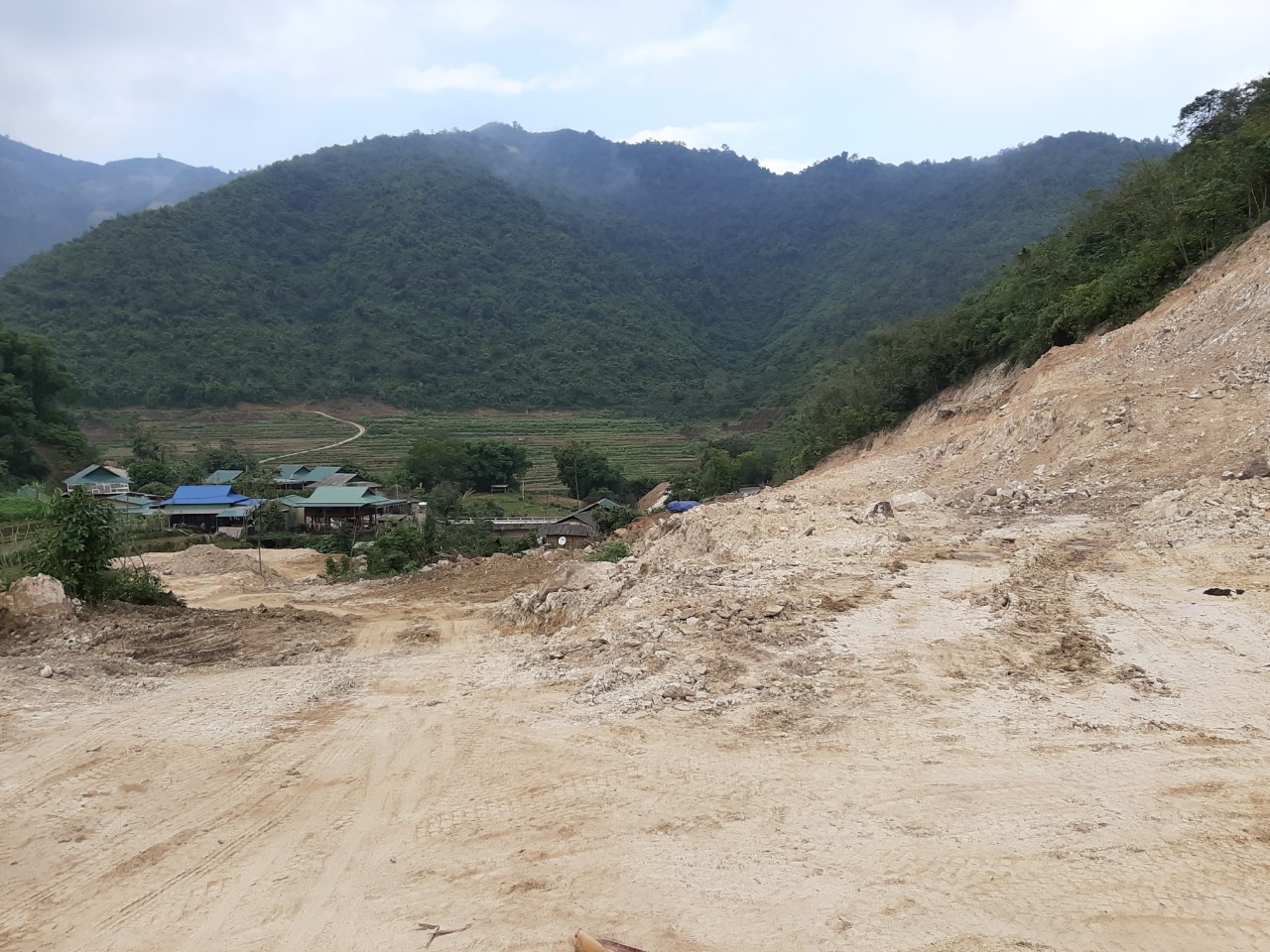Môi trường - Thách thức chính quyền 'bạt' rừng, phá núi, lấp suối làm dự án (Hình 3).