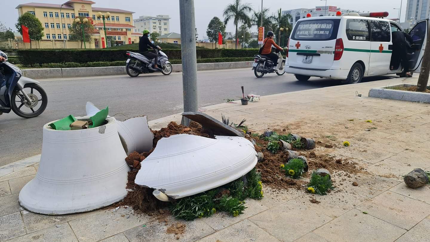 Tin nhanh - Đâm vào chậu hoa trên vỉa hè, người đàn ông tử vong tại chỗ