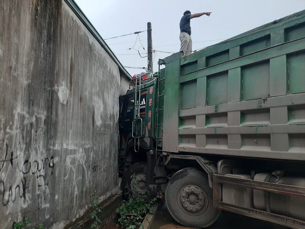 Dân sinh - Xe Howo mất lái, lao vào đâm sập tường nhà dân