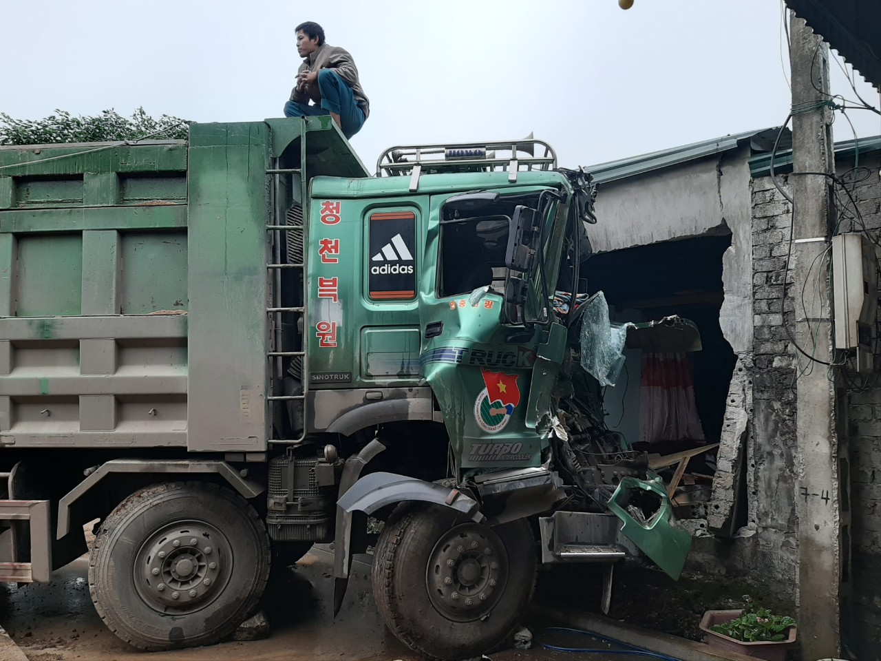 Dân sinh - Xe Howo mất lái, lao vào đâm sập tường nhà dân (Hình 3).