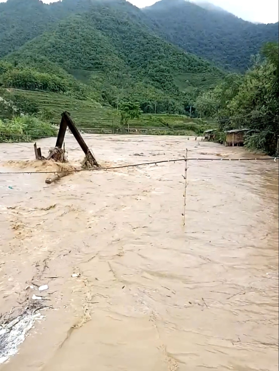 Dân sinh - Nước lũ cuốn phăng cầu tạm tại huyện biên giới Thanh Hóa (Hình 2).