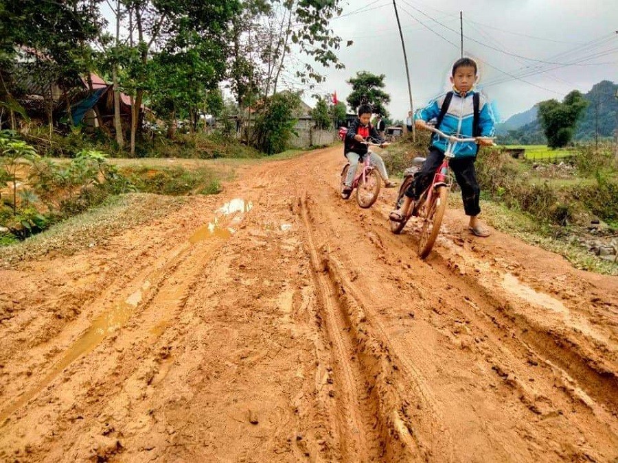 Dân sinh - Học sinh phải “đánh vật” trên còn đường tới trường (Hình 4).