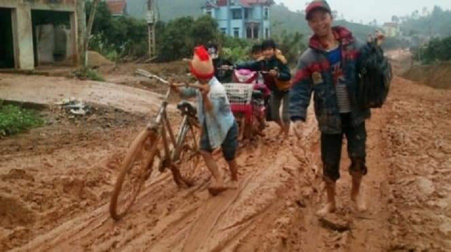 Dân sinh - Học sinh phải “đánh vật” trên còn đường tới trường (Hình 2).