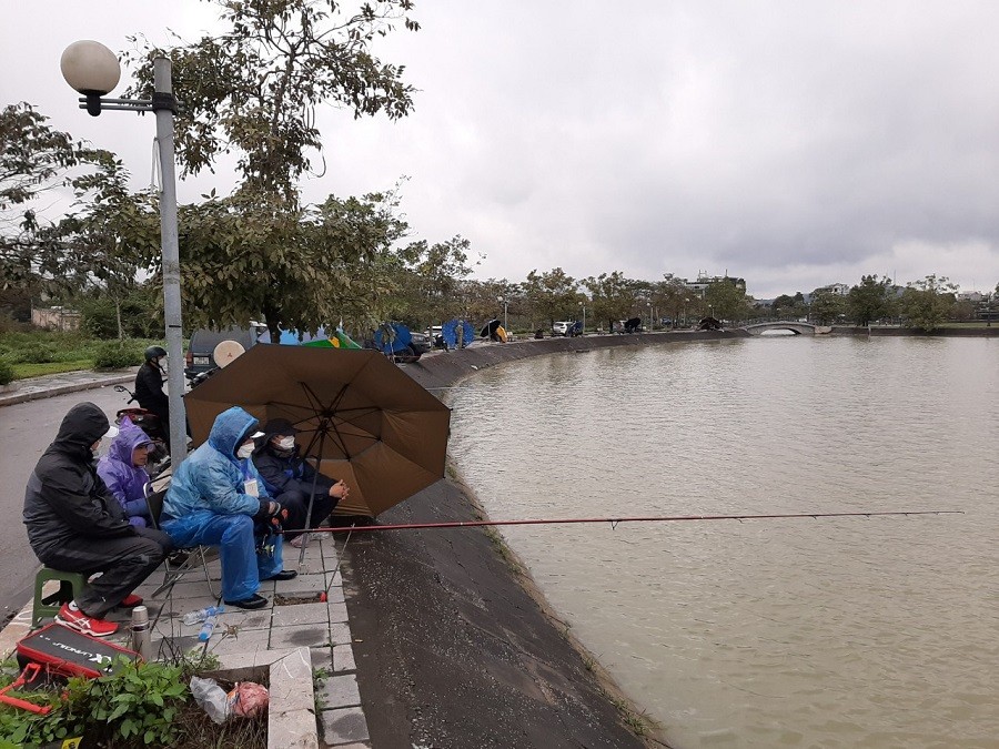 Dân sinh - Mưa rét 9 độ C, hàng chục cần thủ đốt lửa ngồi câu cá săn ô tô (Hình 3).