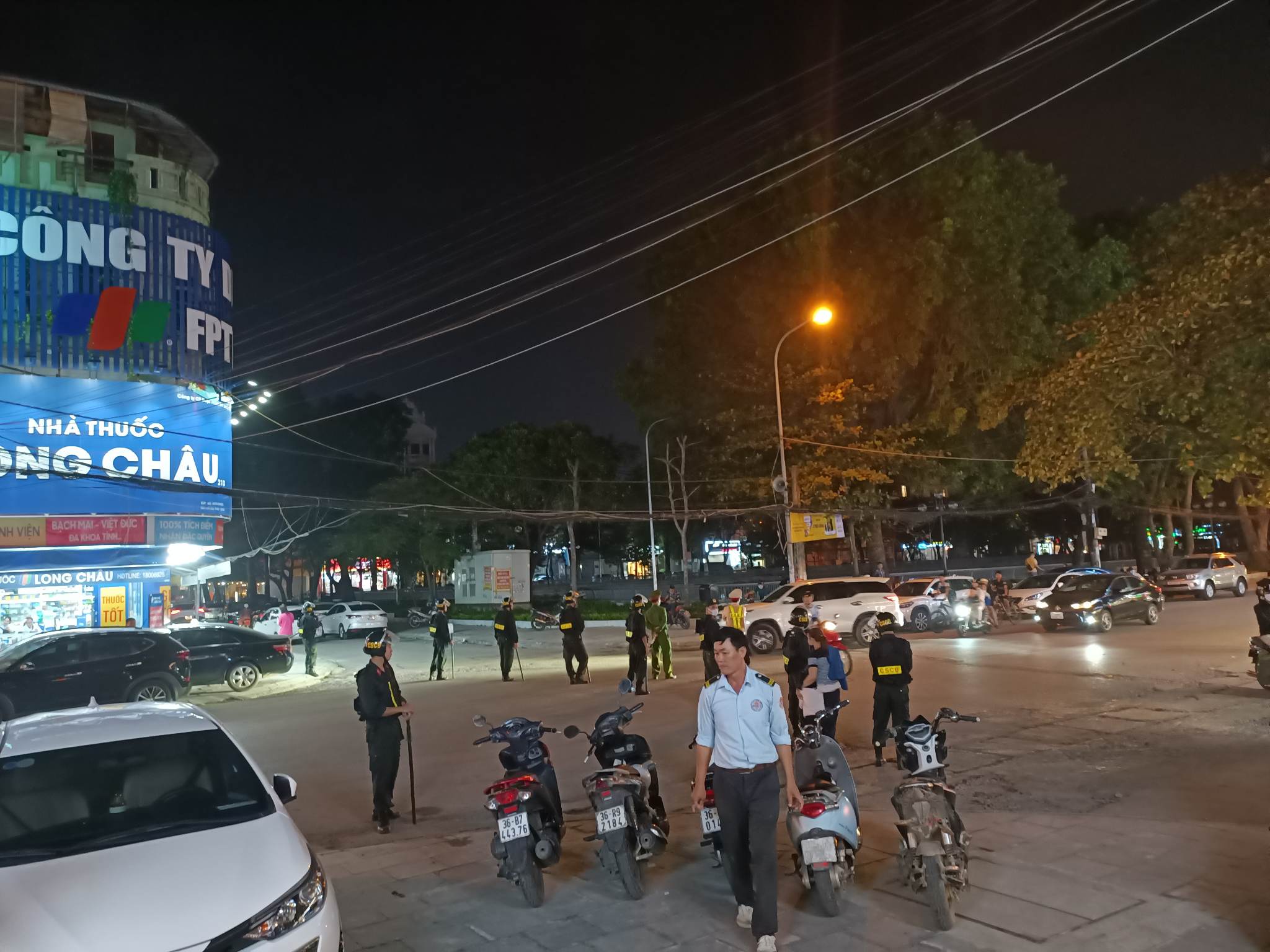 An ninh - Hình sự - Cảnh sát phong tỏa đường, khám nhà 'trùm' giang hồ xứ Thanh (Hình 3).