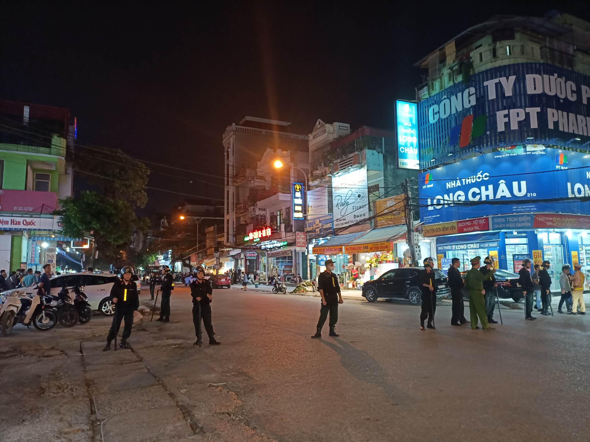 An ninh - Hình sự - Cảnh sát phong tỏa đường, khám nhà 'trùm' giang hồ xứ Thanh (Hình 4).