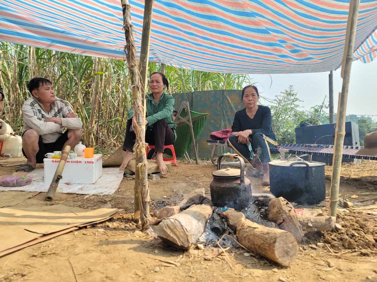 Dân sinh - Dân dựng lán, đốt lửa thâu đêm ở bờ sông “canh” doanh nghiệp khai thác (Hình 4).