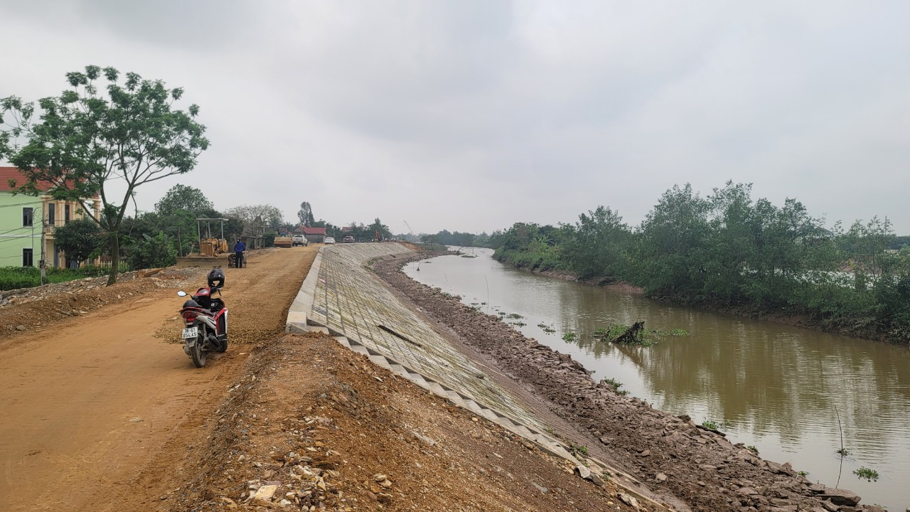 Dân sinh - Cận cảnh công trình đắp đê xử lý khẩn cấp sạt lở khi đang thi công (Hình 2).