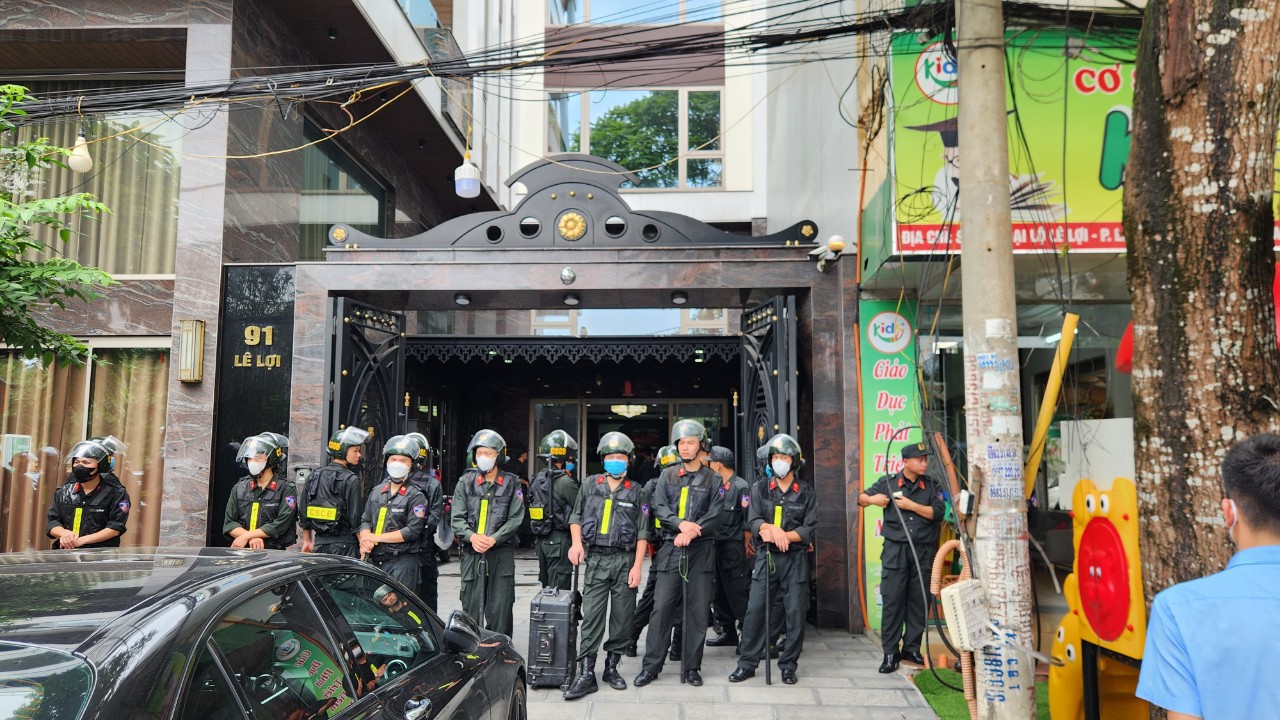 An ninh - Hình sự - Cảnh sát cơ động chốt chặn, phong tỏa nhà “Tuấn Thần Đèn” ở Thanh Hóa (Hình 4).