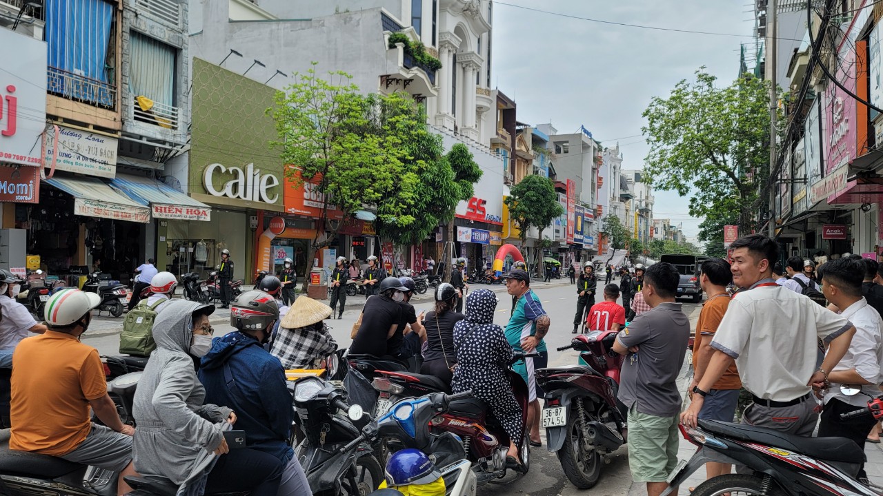 An ninh - Hình sự - Cảnh sát cơ động chốt chặn, phong tỏa nhà “Tuấn Thần Đèn” ở Thanh Hóa (Hình 2).