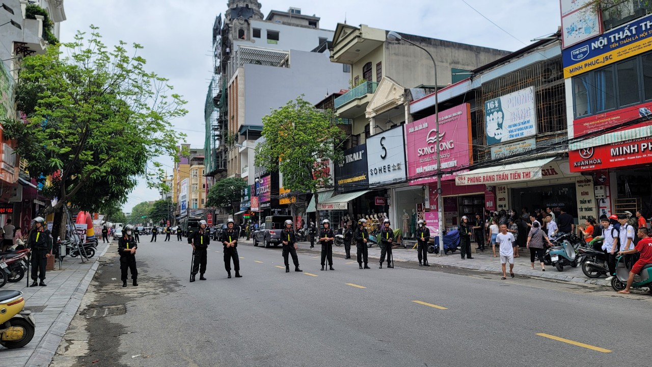 An ninh - Hình sự - Cảnh sát cơ động chốt chặn, phong tỏa nhà “Tuấn Thần Đèn” ở Thanh Hóa