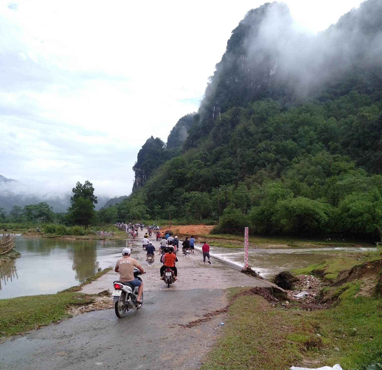 Dân sinh - Nữ công nhân bị nước lũ cuốn tử vong khi đi qua tràn trong đêm