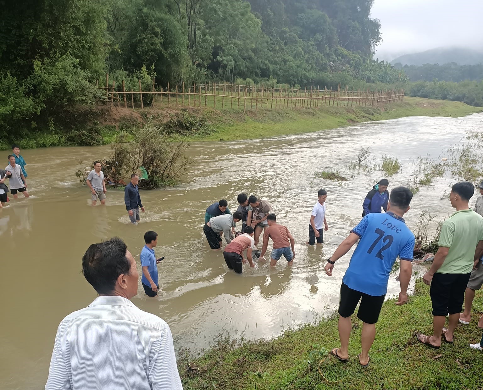 Dân sinh - Tràn Nhồng nơi 2 người bị lũ cuốn trôi và mong ước cây cầu của dân bản (Hình 2).