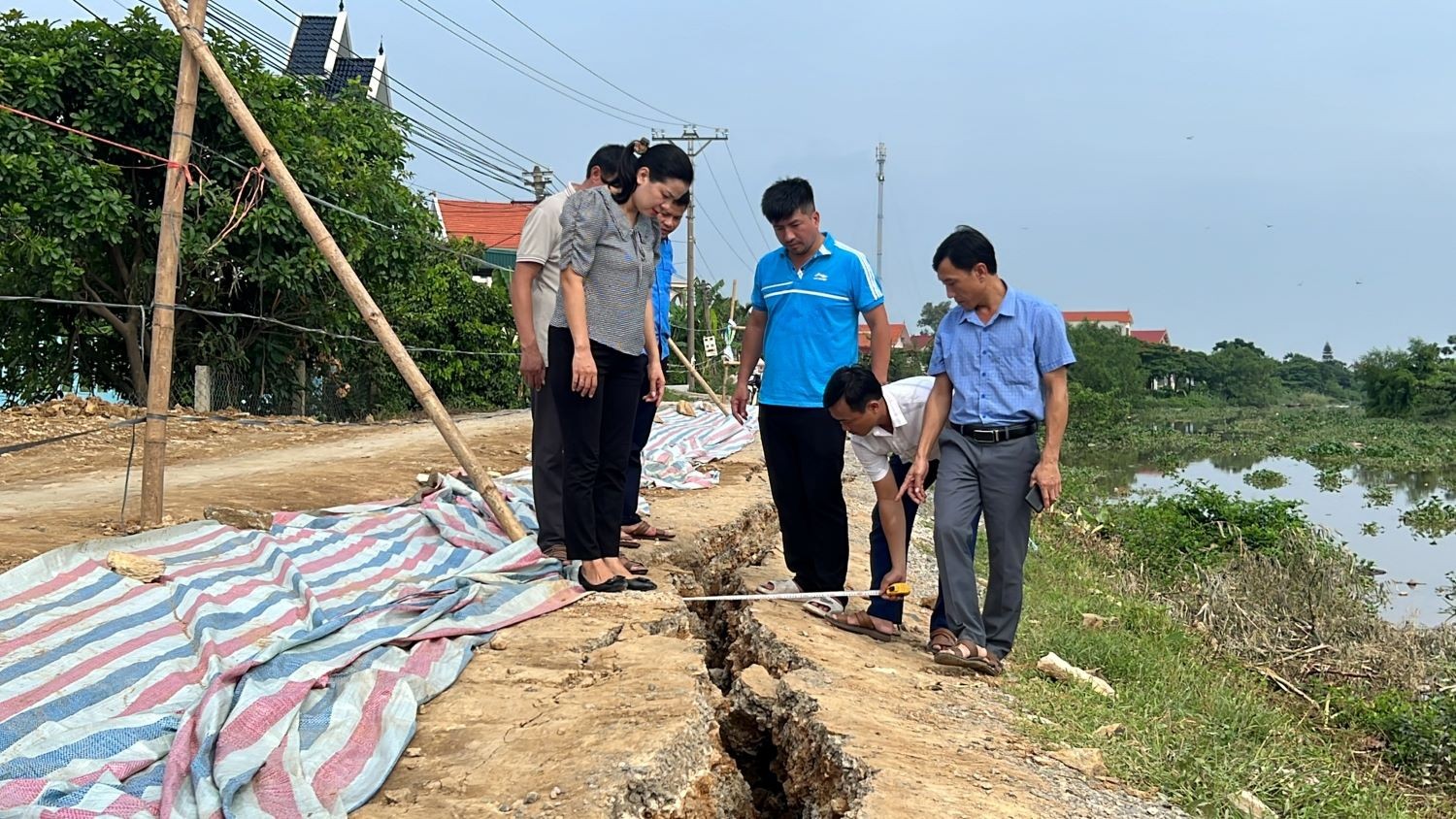 Dân sinh - Đê Sông Càn nứt toác trước mùa mưa bão, nghìn hộ dân bất an (Hình 2).