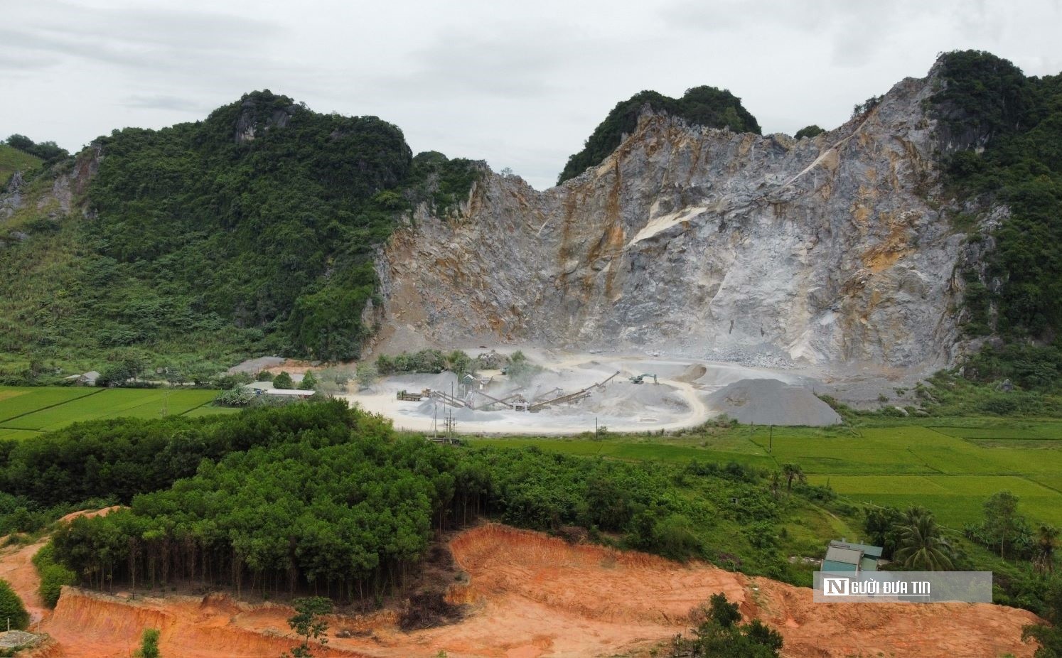 Dân sinh - Howo cơi nới thành thùng, không bịt bạt khiến dân ngộp thở vì bụi