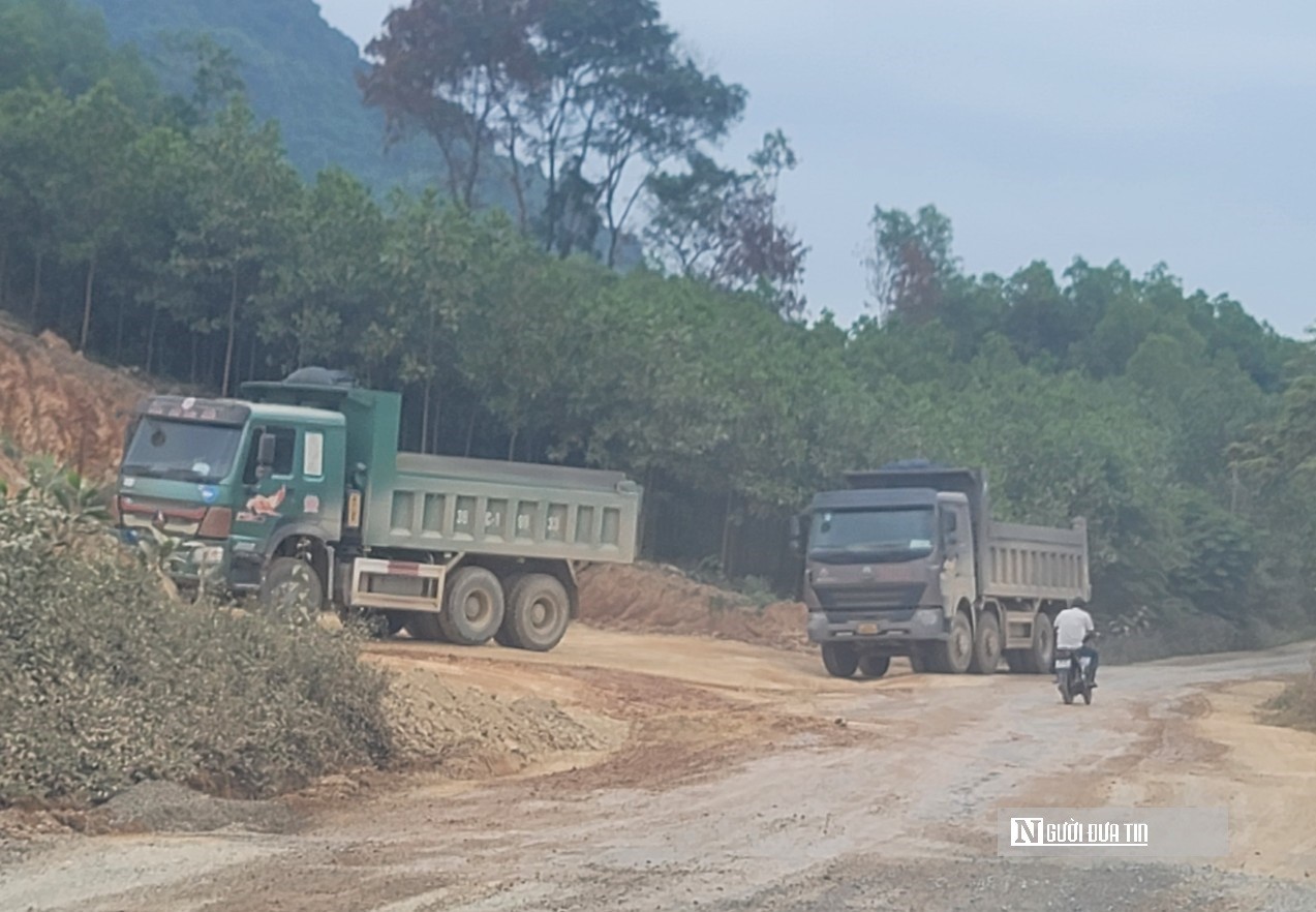 Dân sinh - Howo cơi nới thành thùng, không bịt bạt khiến dân ngộp thở vì bụi (Hình 7).