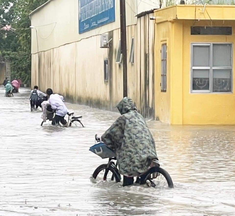 Dân sinh - Mưa lớn thâu đêm, nhiều tuyến đường ở TP.Thanh Hóa bị ngập sâu (Hình 7).