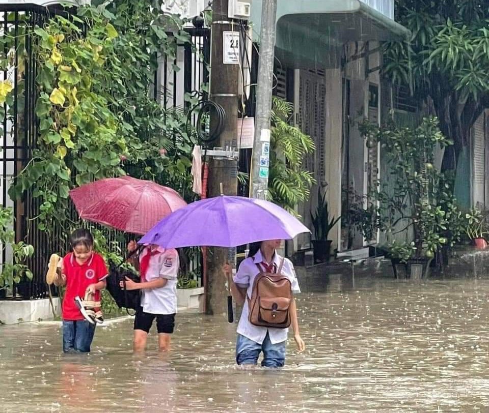 Dân sinh - Mưa lớn thâu đêm, nhiều tuyến đường ở TP.Thanh Hóa bị ngập sâu (Hình 8).