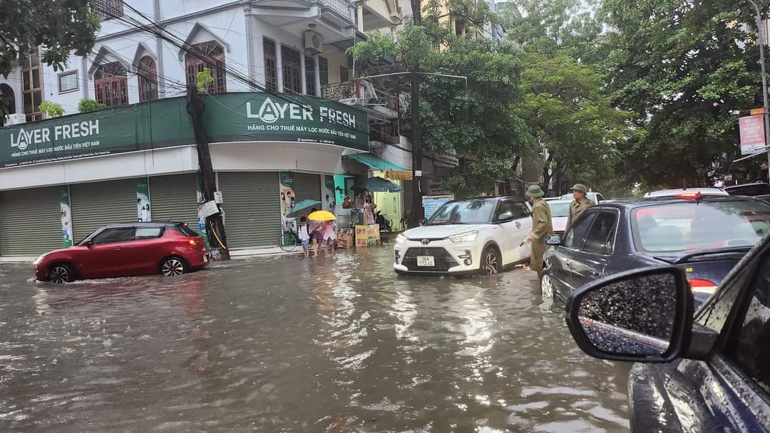 Dân sinh - Mưa lớn thâu đêm, nhiều tuyến đường ở TP.Thanh Hóa bị ngập sâu (Hình 2).