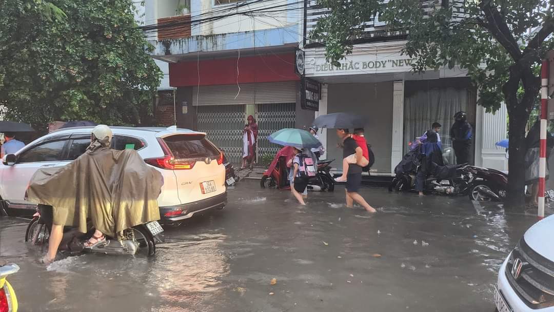 Dân sinh - Mưa lớn thâu đêm, nhiều tuyến đường ở TP.Thanh Hóa bị ngập sâu (Hình 3).