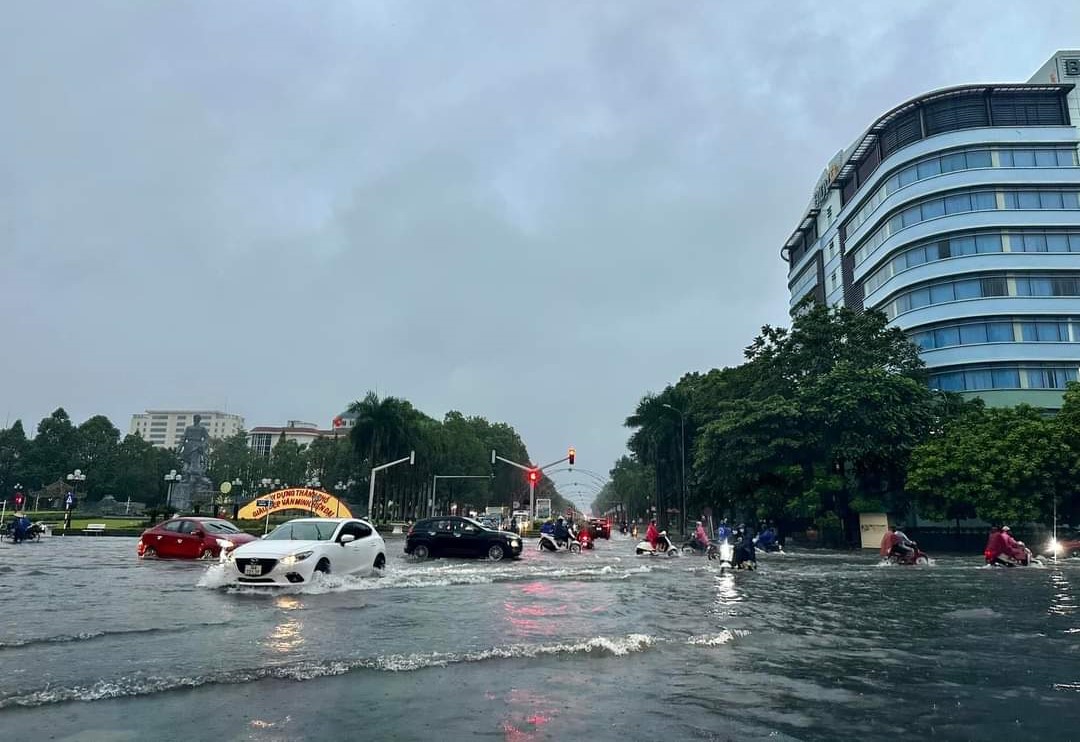 Dân sinh - Mưa lớn thâu đêm, nhiều tuyến đường ở TP.Thanh Hóa bị ngập sâu