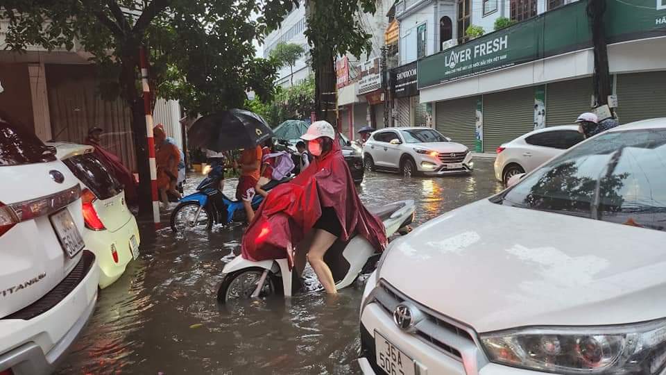 Dân sinh - Mưa lớn thâu đêm, nhiều tuyến đường ở TP.Thanh Hóa bị ngập sâu (Hình 4).