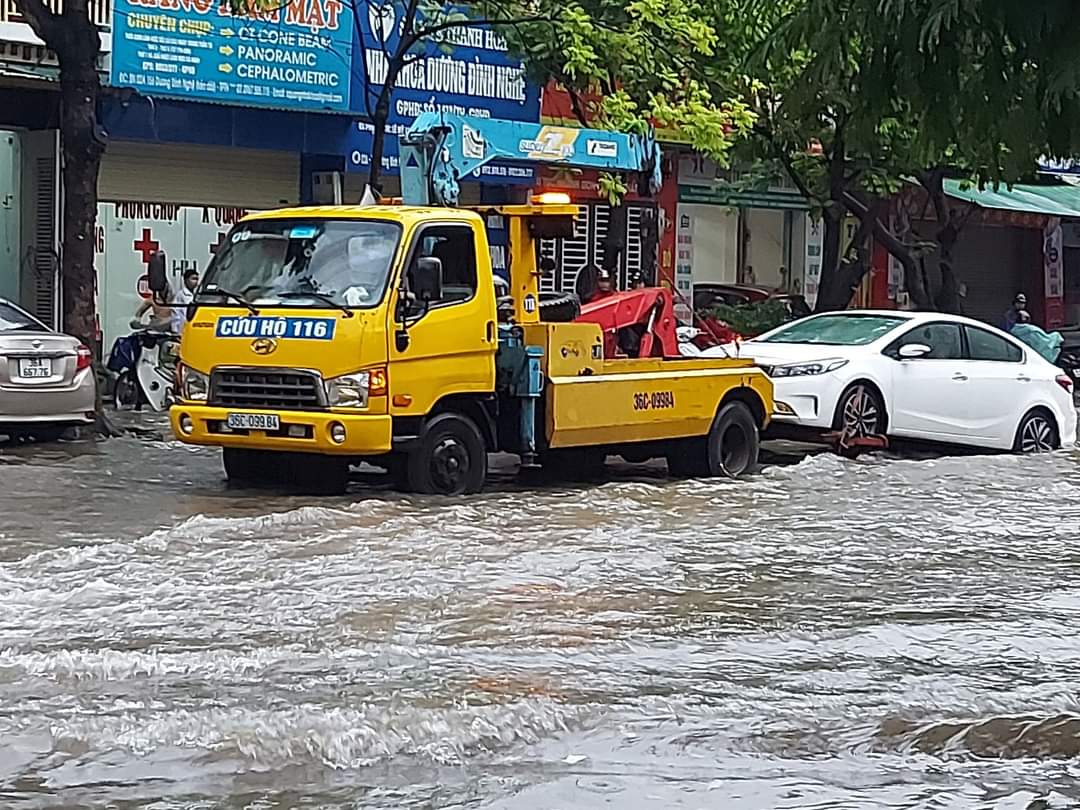 Dân sinh - Mưa lớn thâu đêm, nhiều tuyến đường ở TP.Thanh Hóa bị ngập sâu (Hình 6).