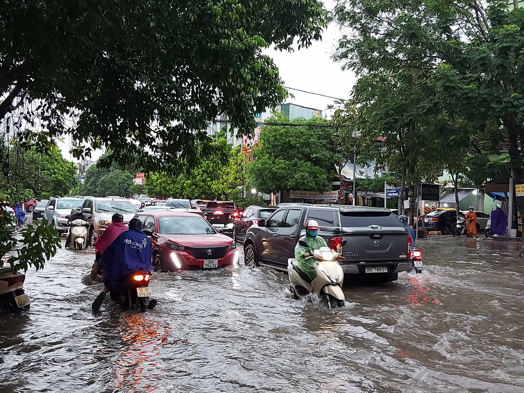 Dân sinh - Mưa lớn thâu đêm, nhiều tuyến đường ở TP.Thanh Hóa bị ngập sâu (Hình 5).