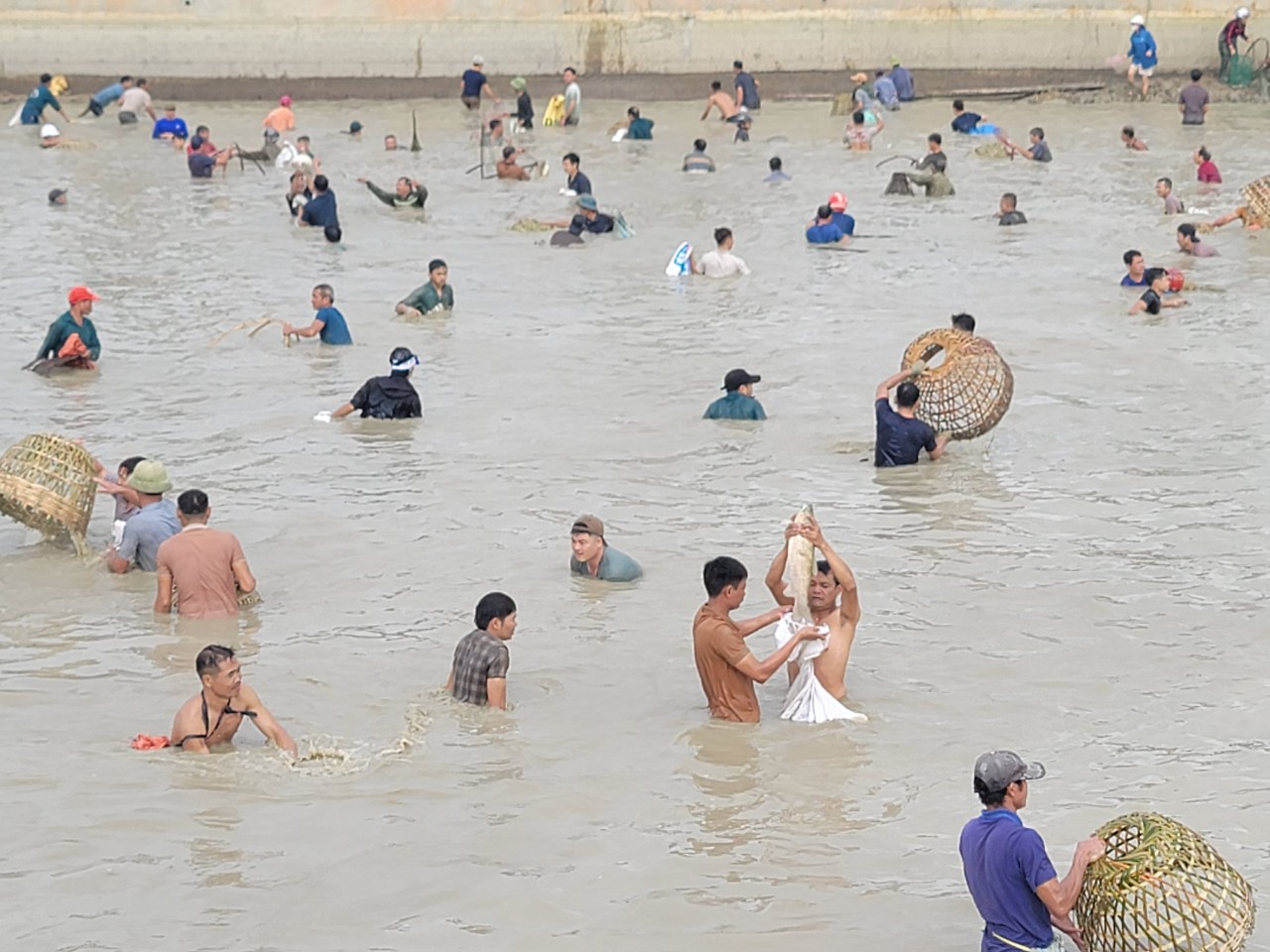 Dân sinh - Hàng nghìn người dân tham gia lễ hội bắt cá ngày cận Tết (Hình 10).