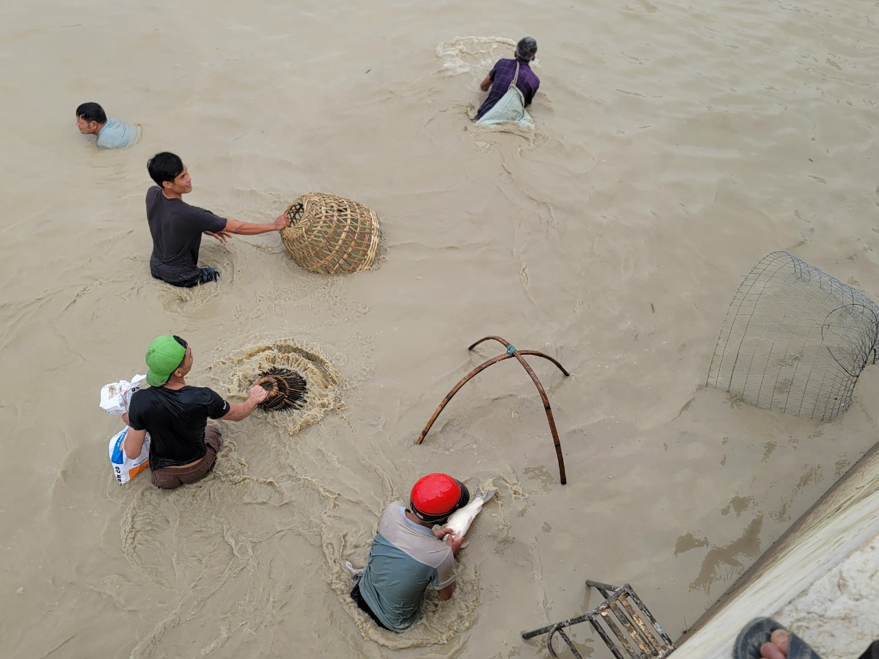 Dân sinh - Hàng nghìn người dân tham gia lễ hội bắt cá ngày cận Tết (Hình 12).