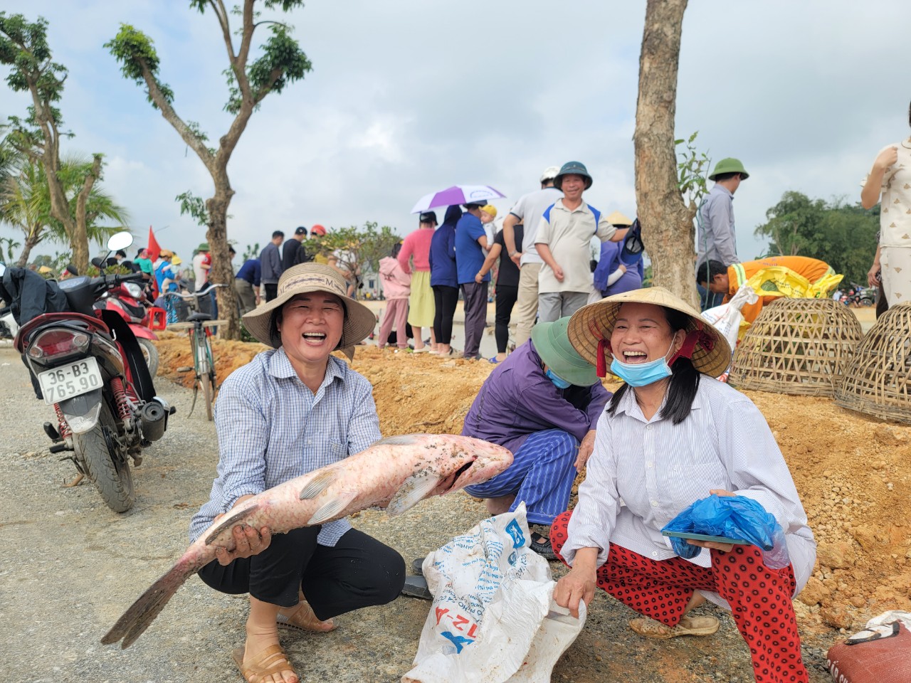 Dân sinh - Hàng nghìn người dân tham gia lễ hội bắt cá ngày cận Tết (Hình 13).