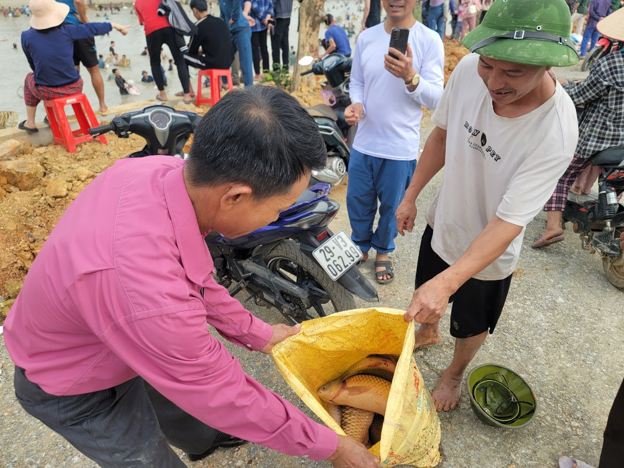 Dân sinh - Hàng nghìn người dân tham gia lễ hội bắt cá ngày cận Tết (Hình 14).