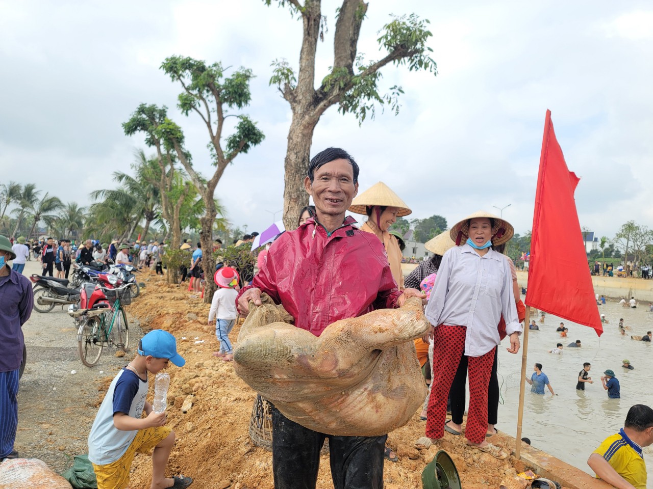 Dân sinh - Hàng nghìn người dân tham gia lễ hội bắt cá ngày cận Tết (Hình 17).