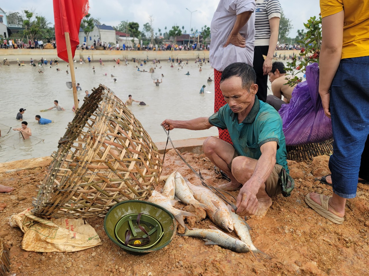 Dân sinh - Hàng nghìn người dân tham gia lễ hội bắt cá ngày cận Tết (Hình 15).