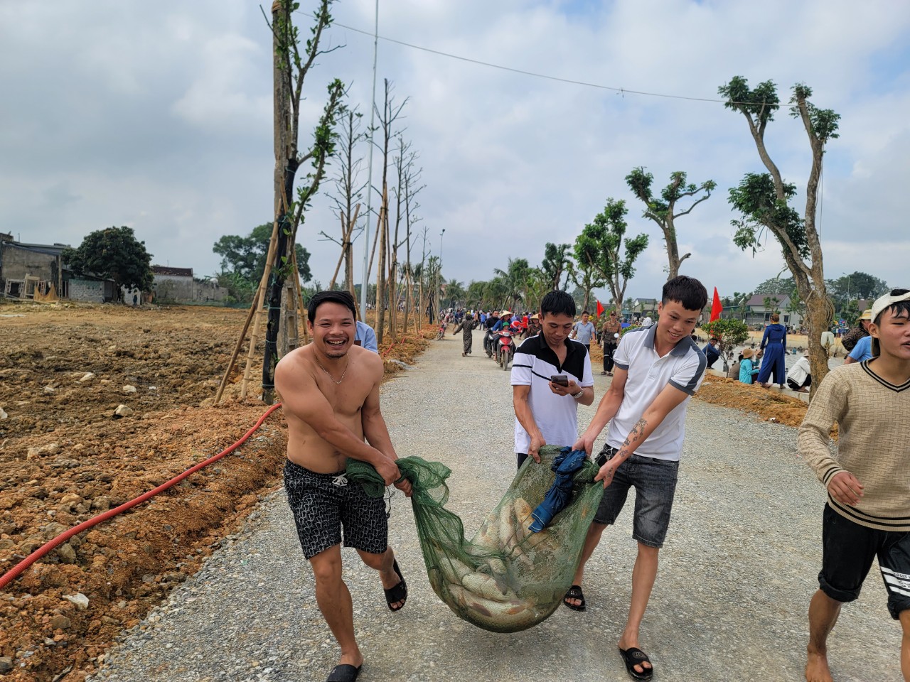 Dân sinh - Hàng nghìn người dân tham gia lễ hội bắt cá ngày cận Tết (Hình 18).