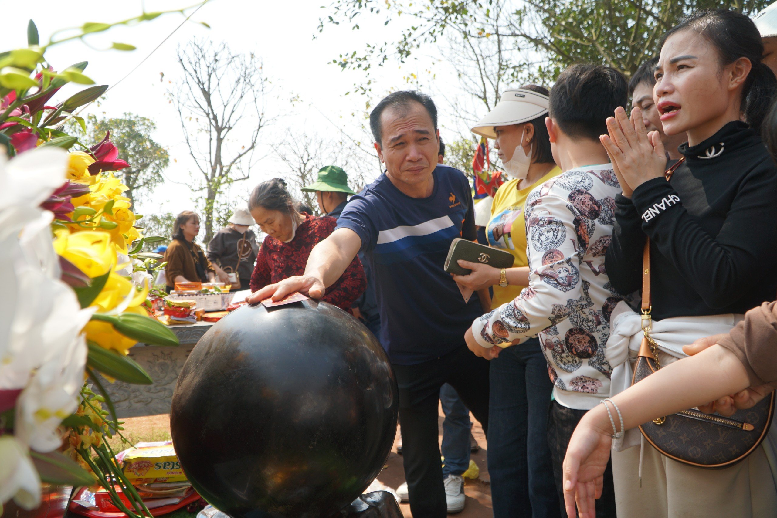 Văn hoá - Hàng nghìn người chen chân đi quanh huyệt đạo trời đất để cầu may (Hình 6).