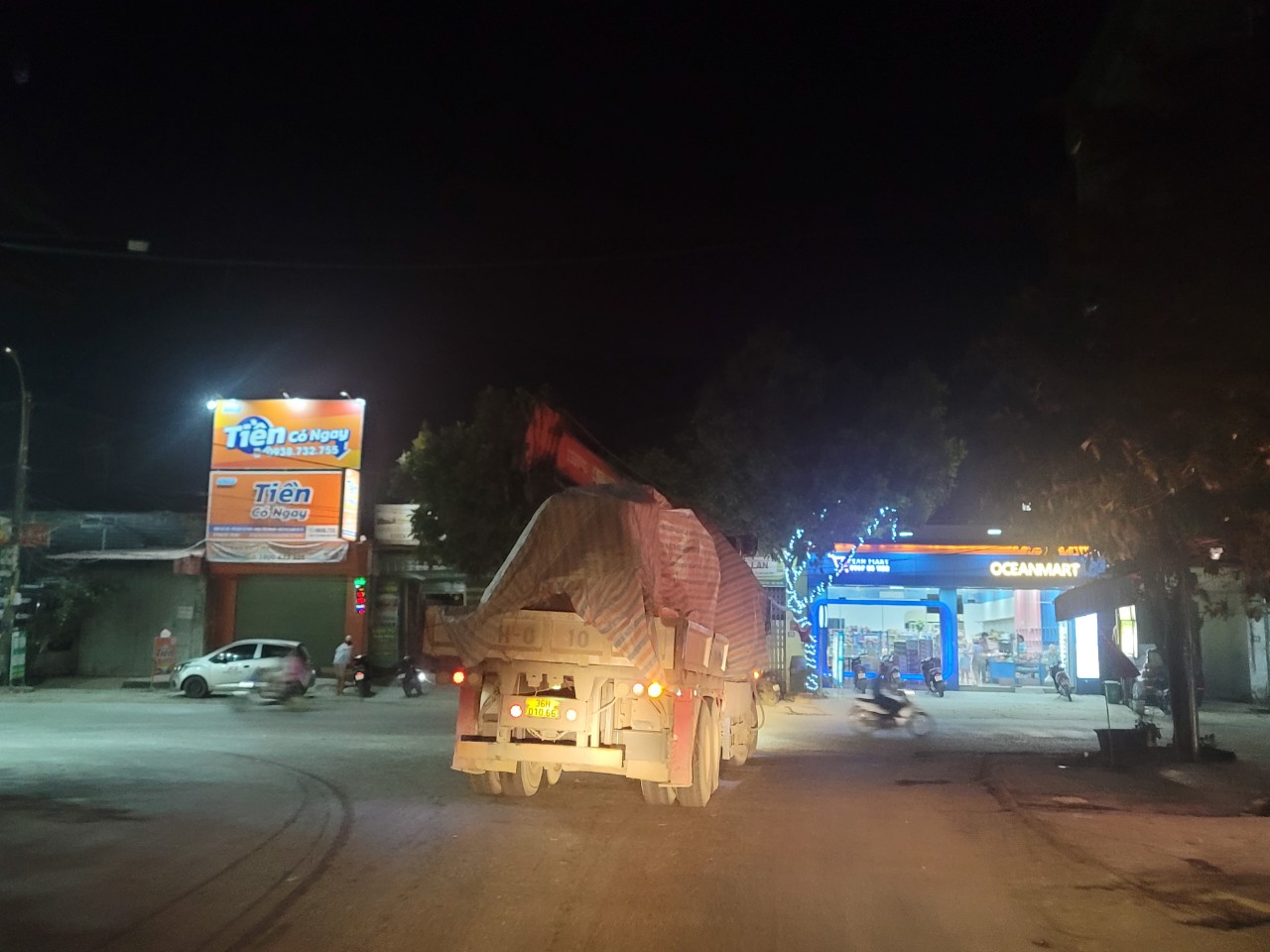 Dân sinh - Xe Howo chở đá cồng kềnh vượt chốt CSGT Thanh Hóa trong đêm (Hình 5).