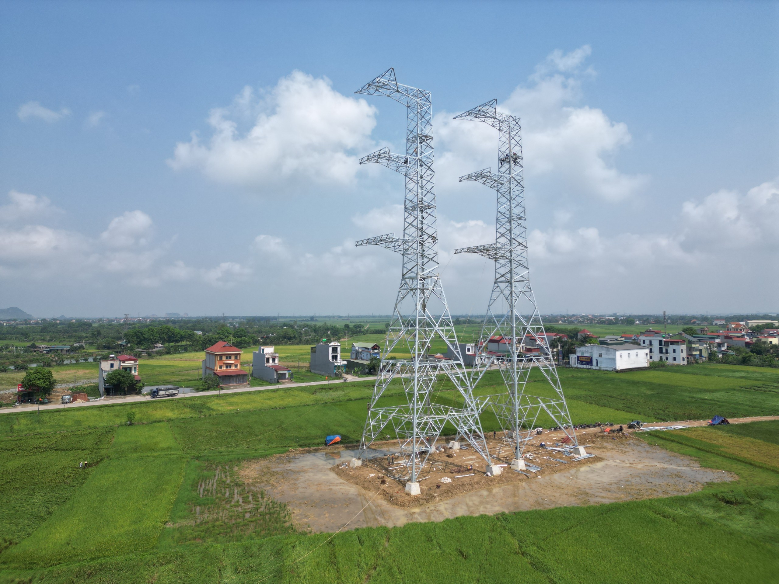 Dân sinh - Thanh Hóa: Công nhân đội nắng thi công đường dây 500KV mạch 3