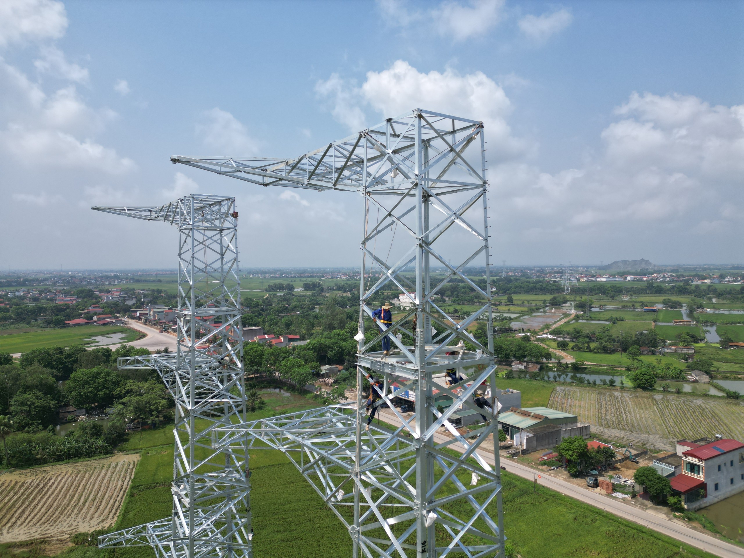 Dân sinh - Thanh Hóa: Công nhân đội nắng thi công đường dây 500KV mạch 3 (Hình 3).