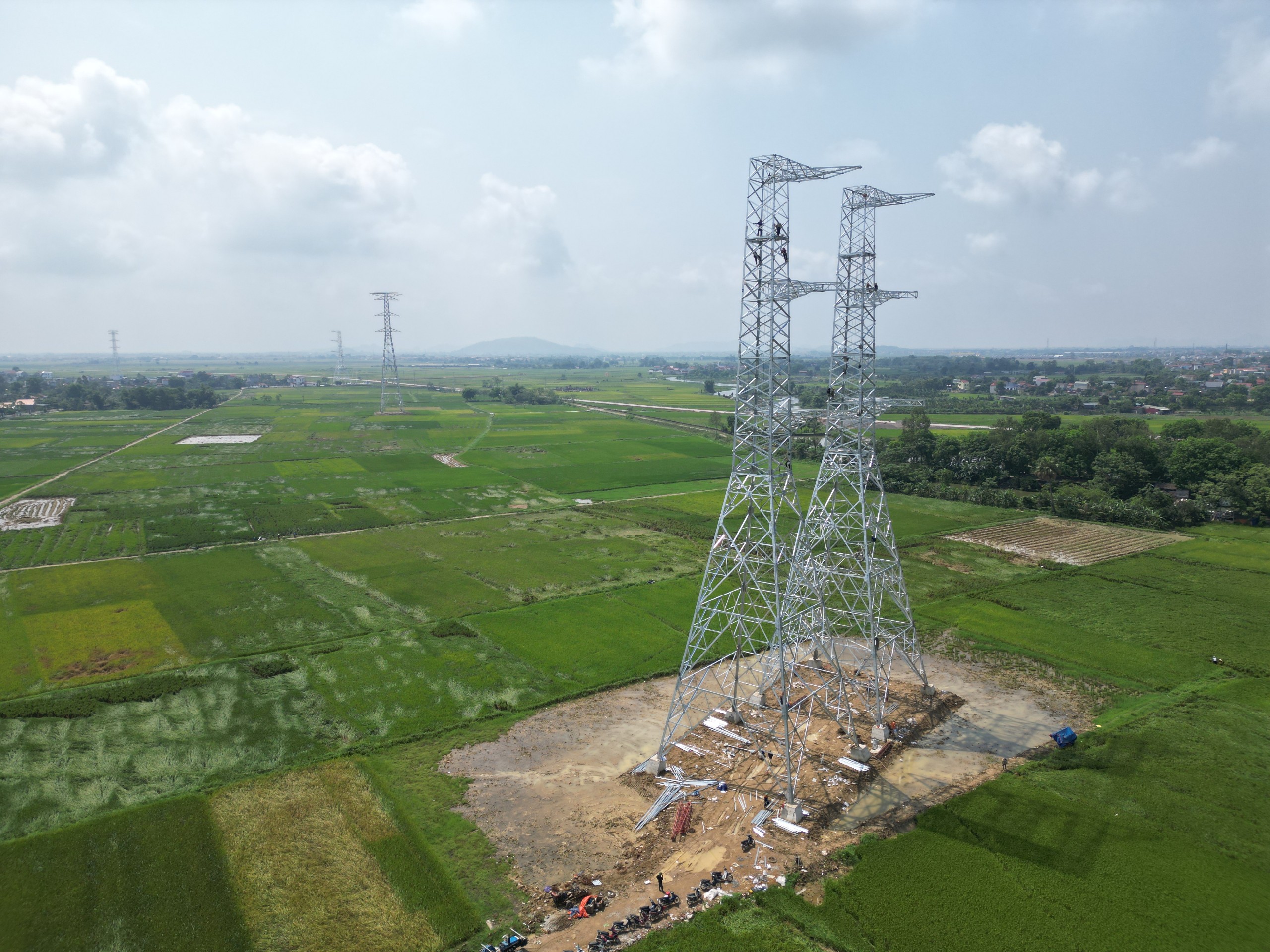 Dân sinh - Thanh Hóa: Công nhân đội nắng thi công đường dây 500KV mạch 3 (Hình 2).