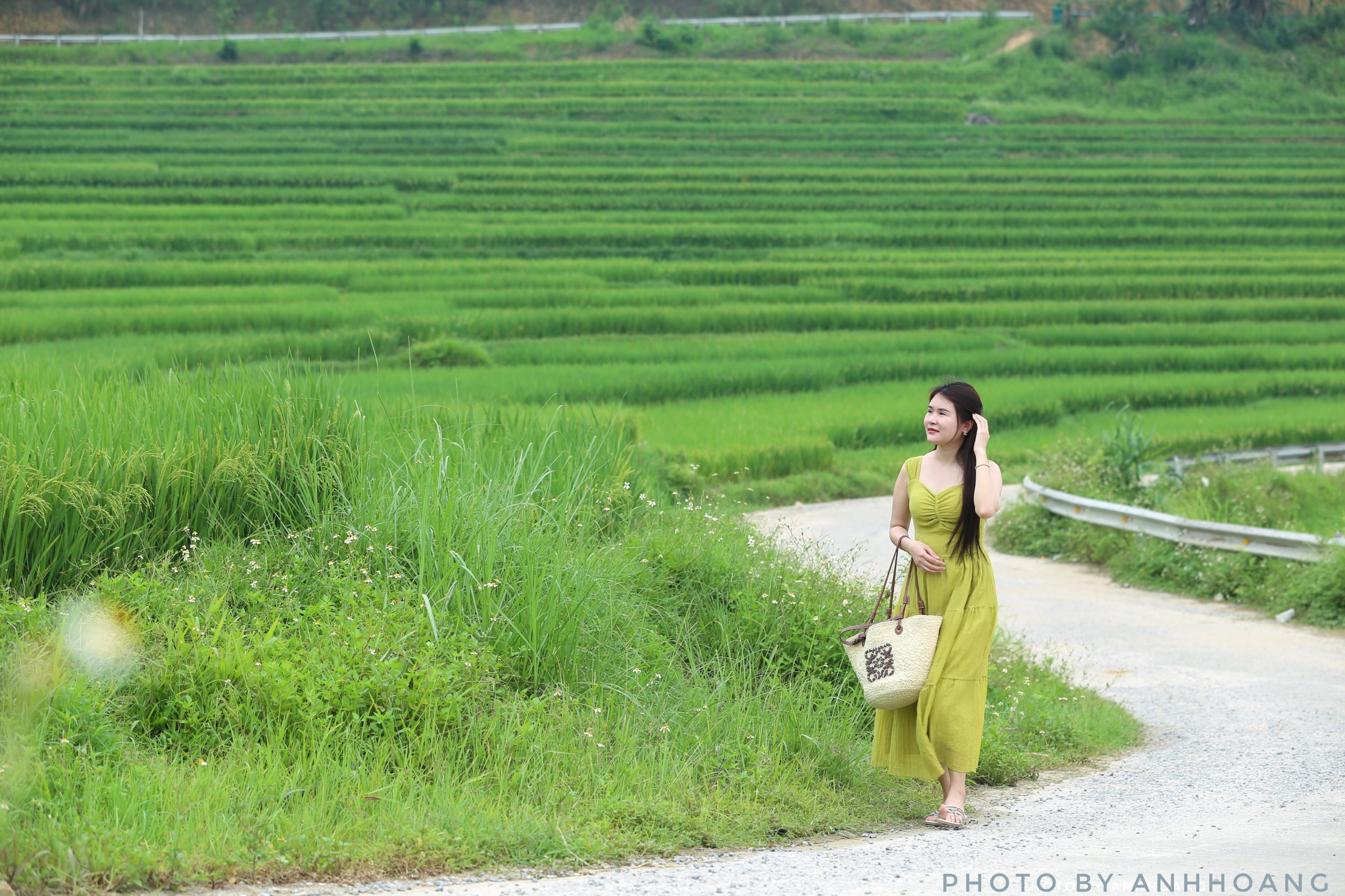 Văn hoá - Thiếu nữ khoe sắc bên ruộng lúa bậc thang ở Pù Luông (Hình 6).