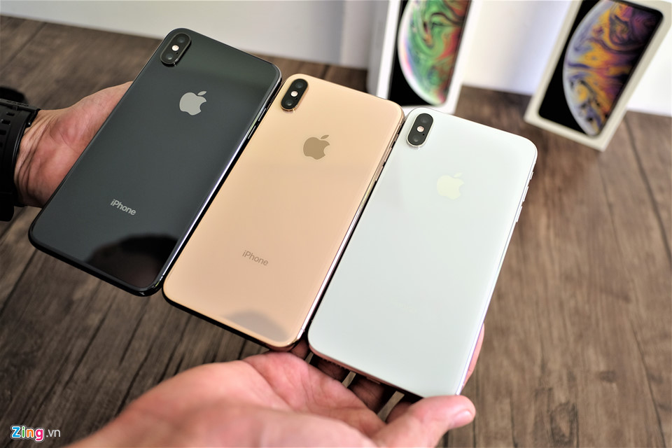 Sản phẩm - Tr&ecirc;n tay 3 phi&ecirc;n bản iPhone XS Max x&aacute;m, bạc v&agrave; v&agrave;ng hồng  (H&igrave;nh 2).