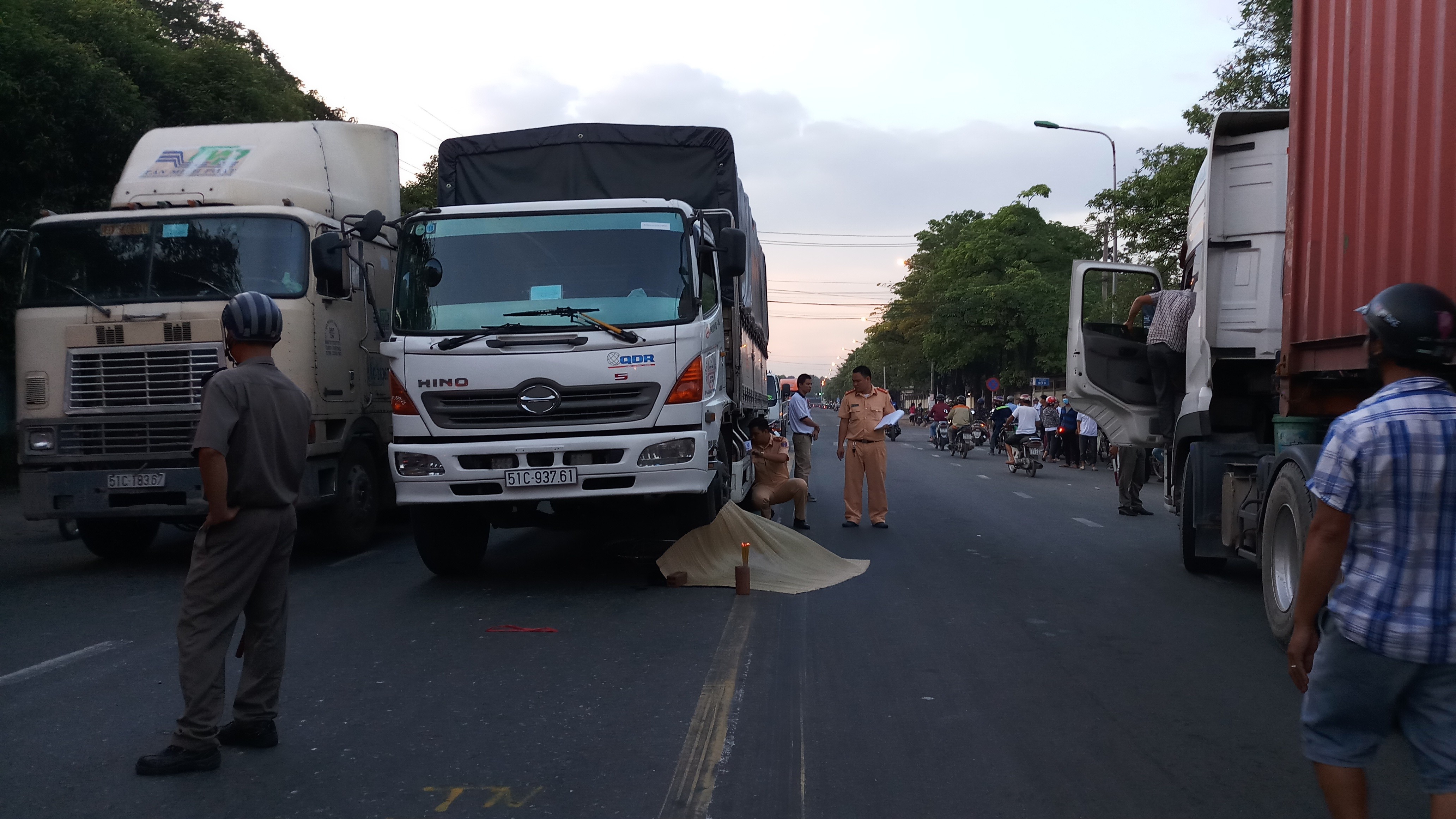 Tin nhanh - Va chạm với xe tải, một nữ công nhân tử vong thương tâm